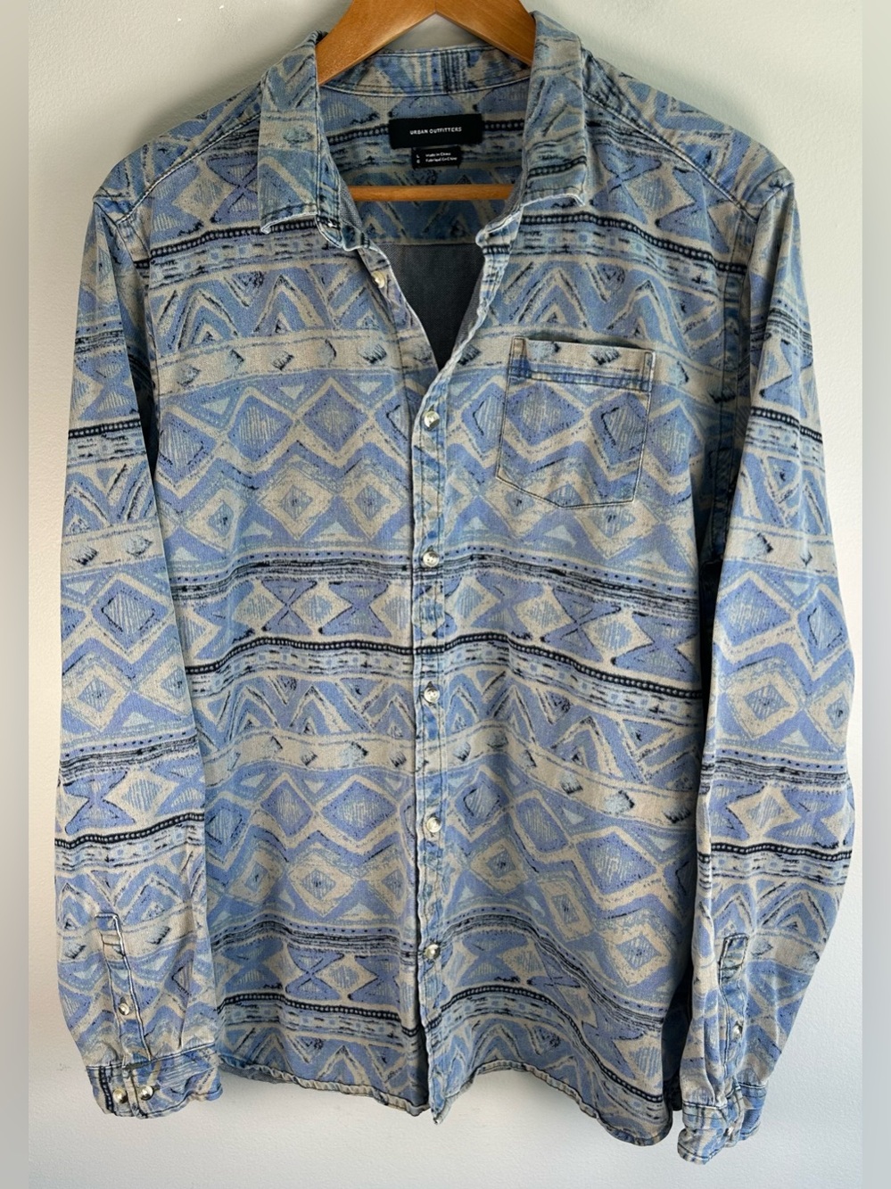 Urban Outfitters Southwestern Aztec Men’s Button Up Shirt Size L Blue Gray EUC